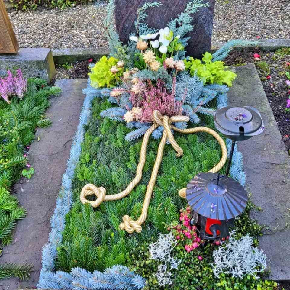 Grabschmuck von der Blumenhaus & Gartenbau Brühlmann AG