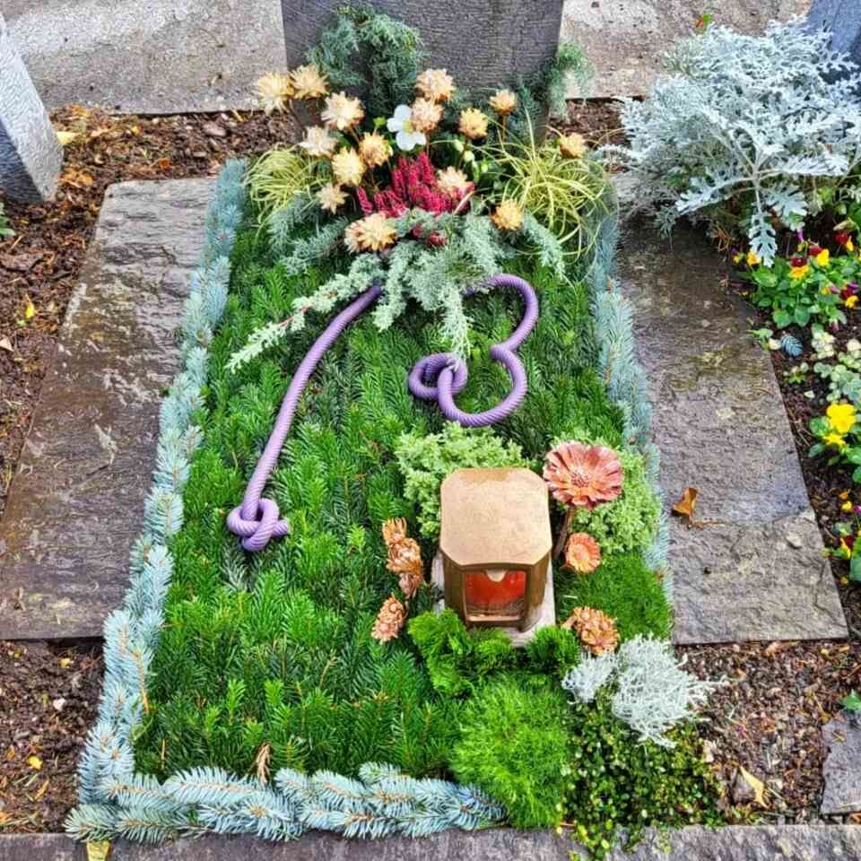Grabschmuck von der Blumenhaus & Gartenbau Brühlmann AG