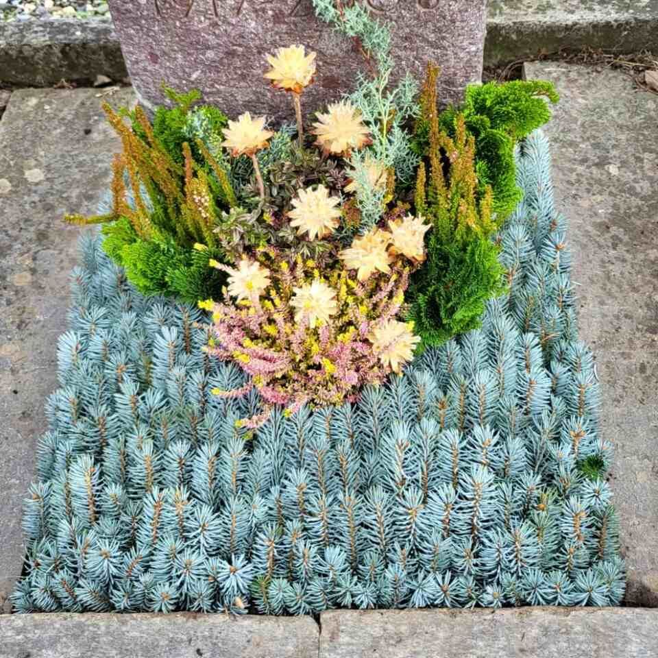 Grabschmuck von der Blumenhaus & Gartenbau Brühlmann AG