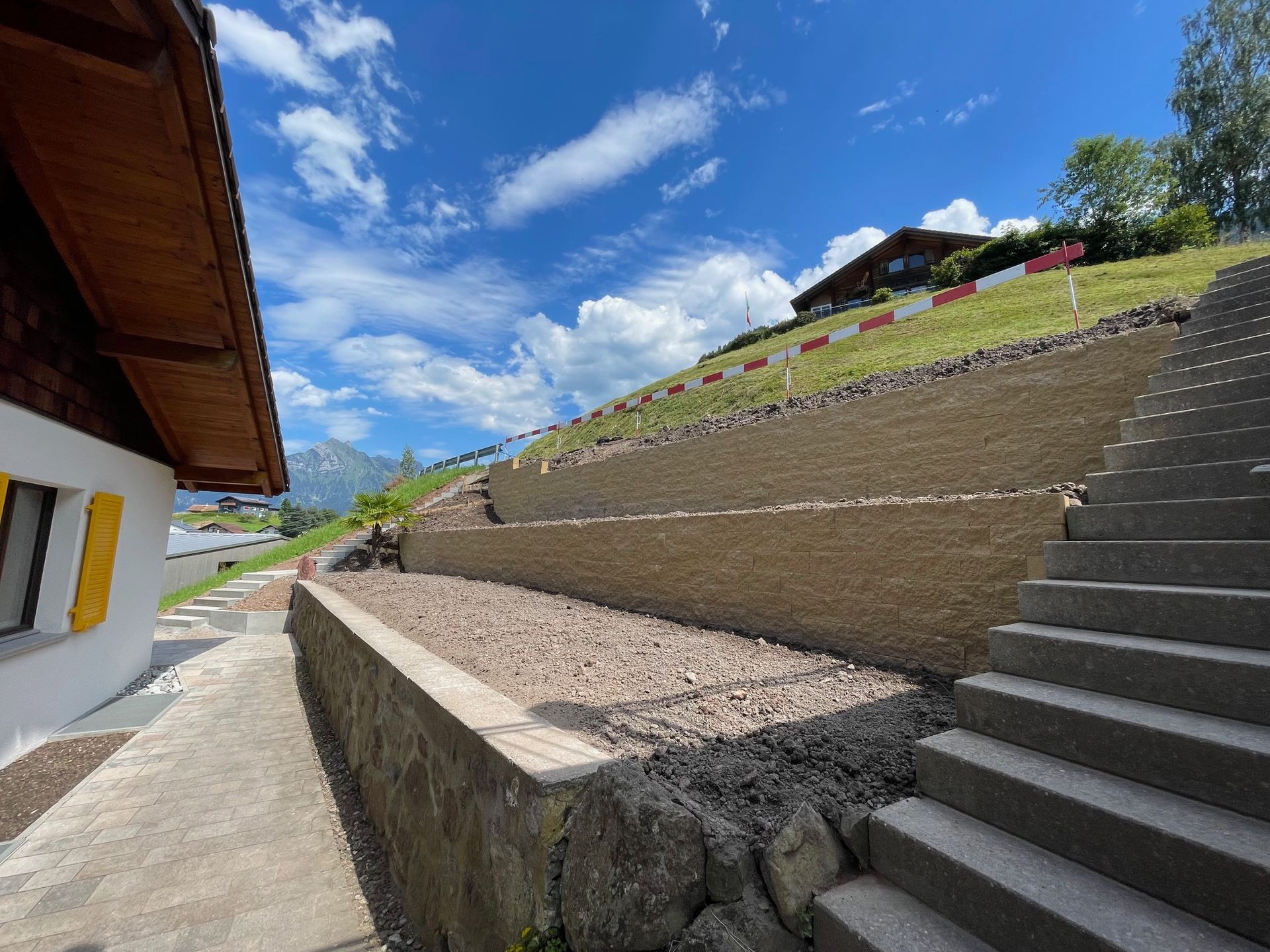 Gartenplatzgestaltung von der Blumenhaus & Gartenbau Brühlmann AG