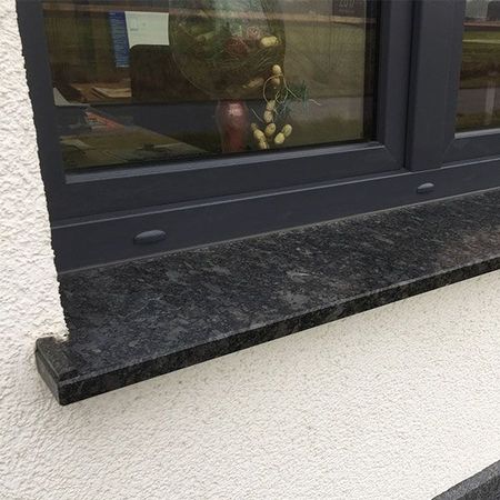 Eine äußere Fensterbank aus schwarzen Marmor