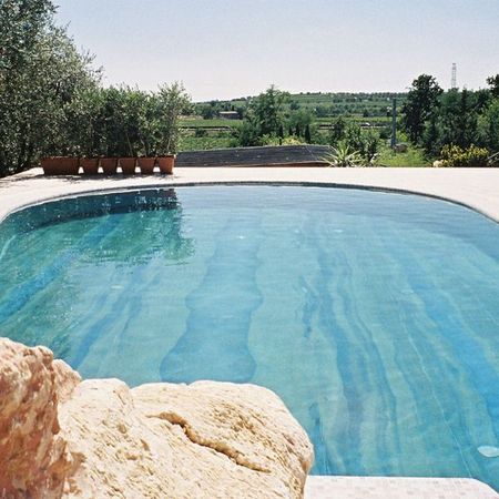 Ein Pool mit symmetrisch meliertem Stein am Grund
