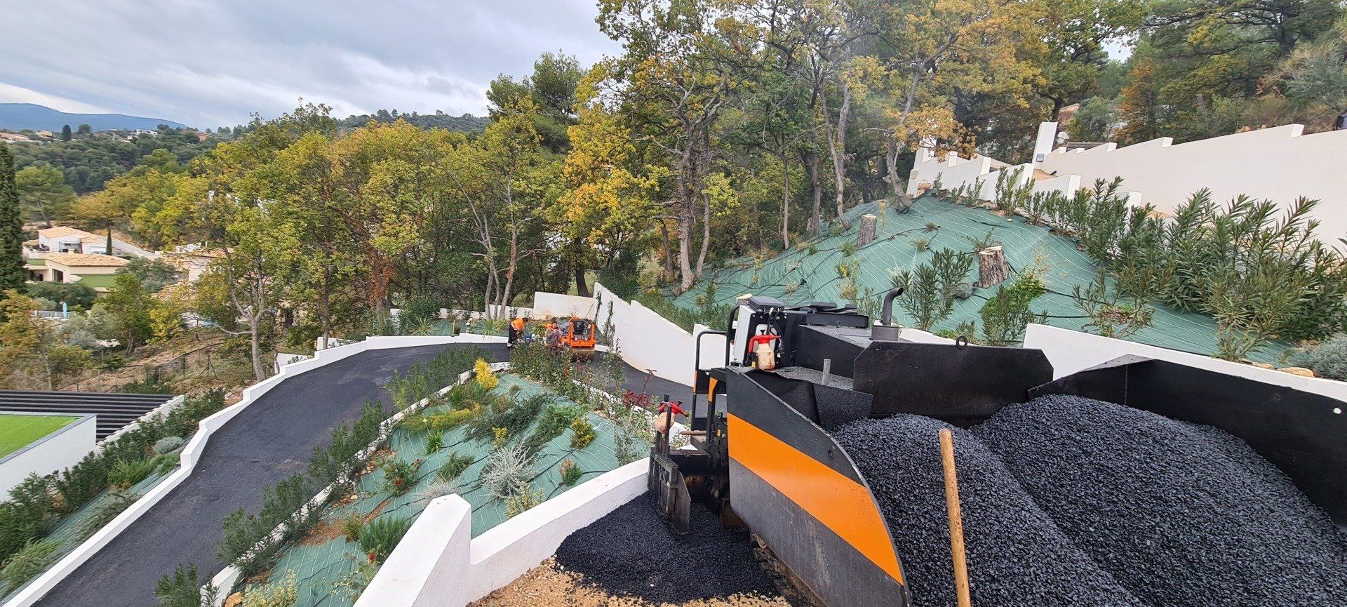Accès de maison en enrobé noir