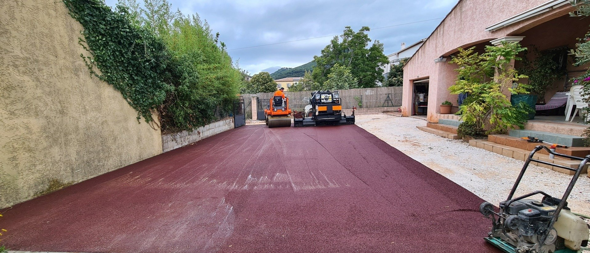 Pose d’enrobé rouge