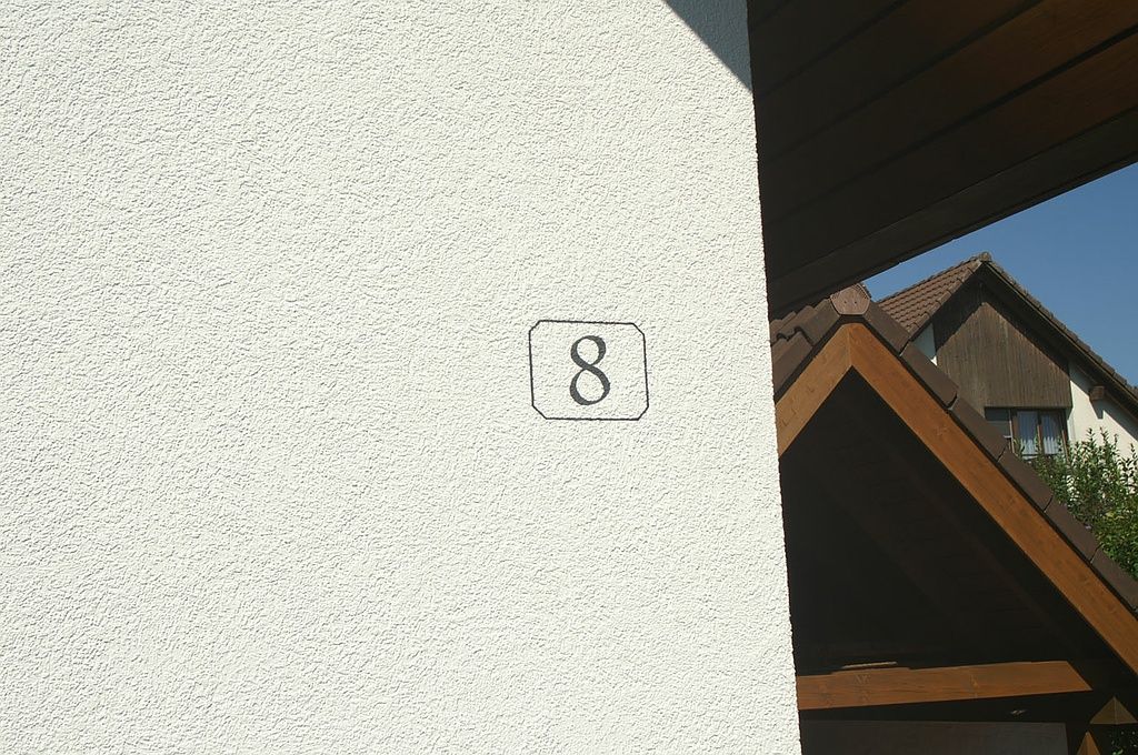 Schriften der Hausnummern in Pinselschrift