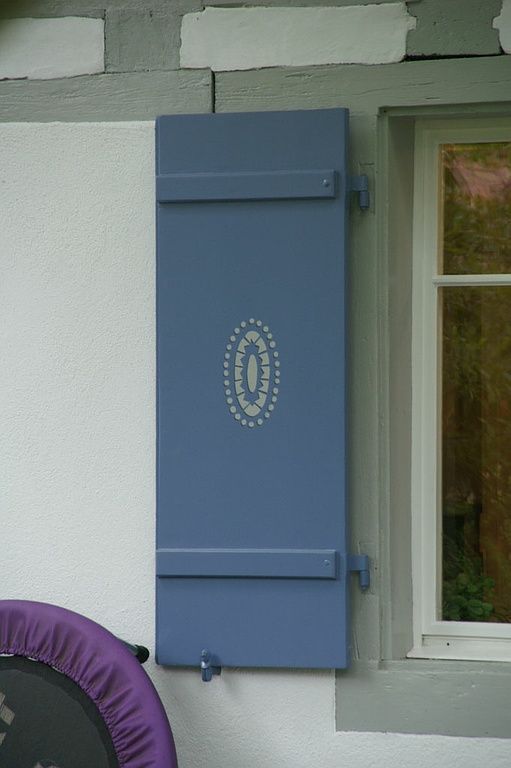 Fensterläden mit Schablonierarbeit