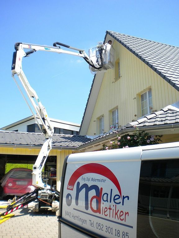 Fassaden-Arbeiten mit der Arbeits-Hebebühne