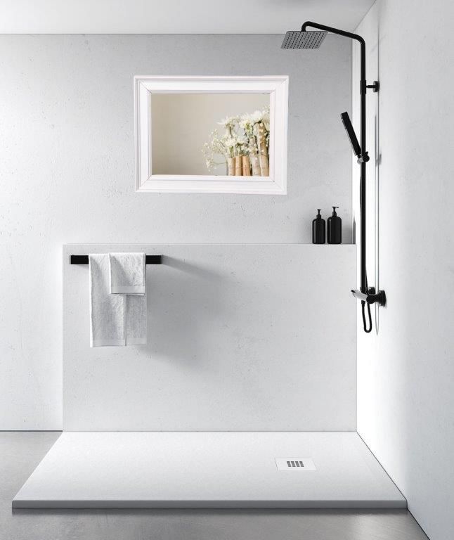 Ducha minimalista blanca con cabezal de ducha tipo lluvia negro, estante incorporado y toallero.