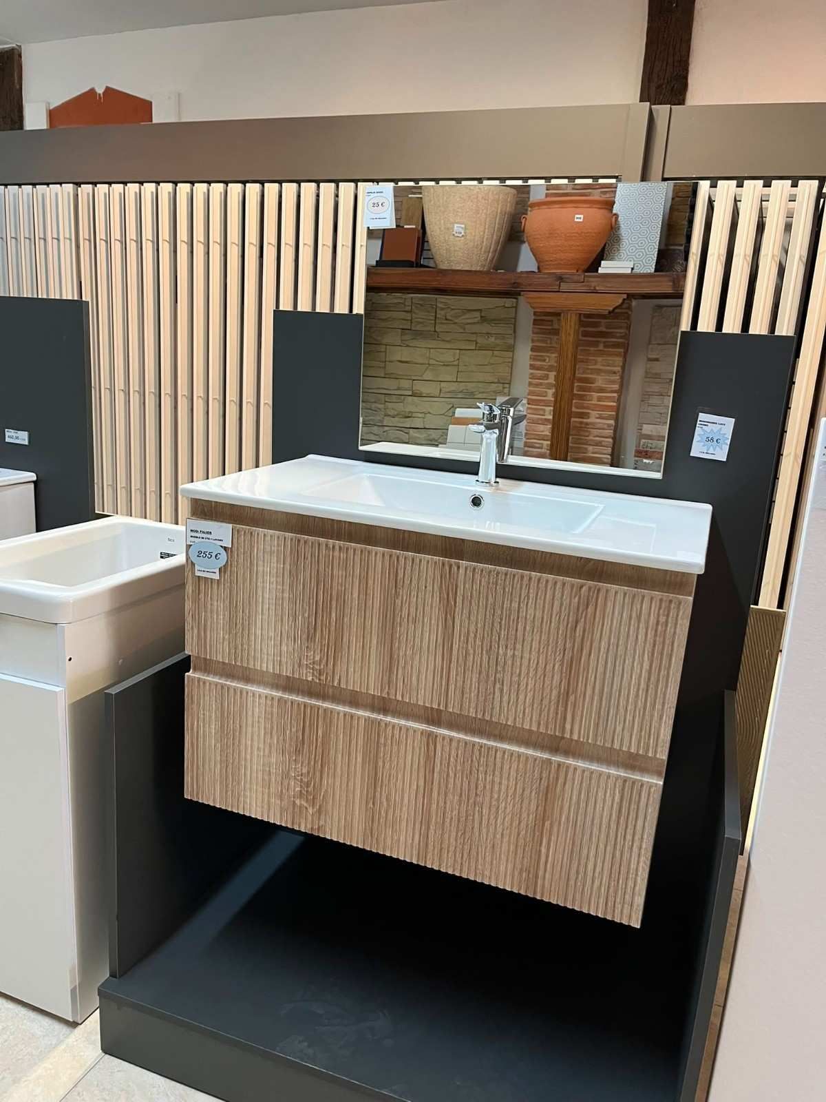 Baño moderno con espejo luminoso, tocador blanco, pared revestida de listones de madera