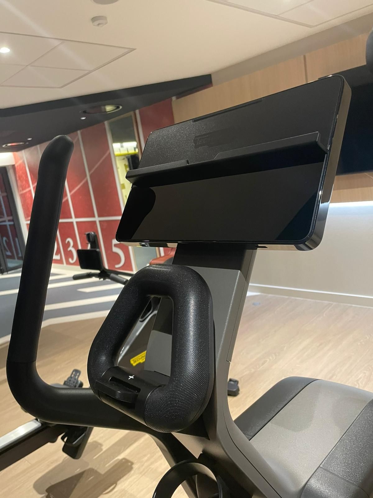 Console et guidon d'appareil de musculation dans une salle de fitness intérieure moderne