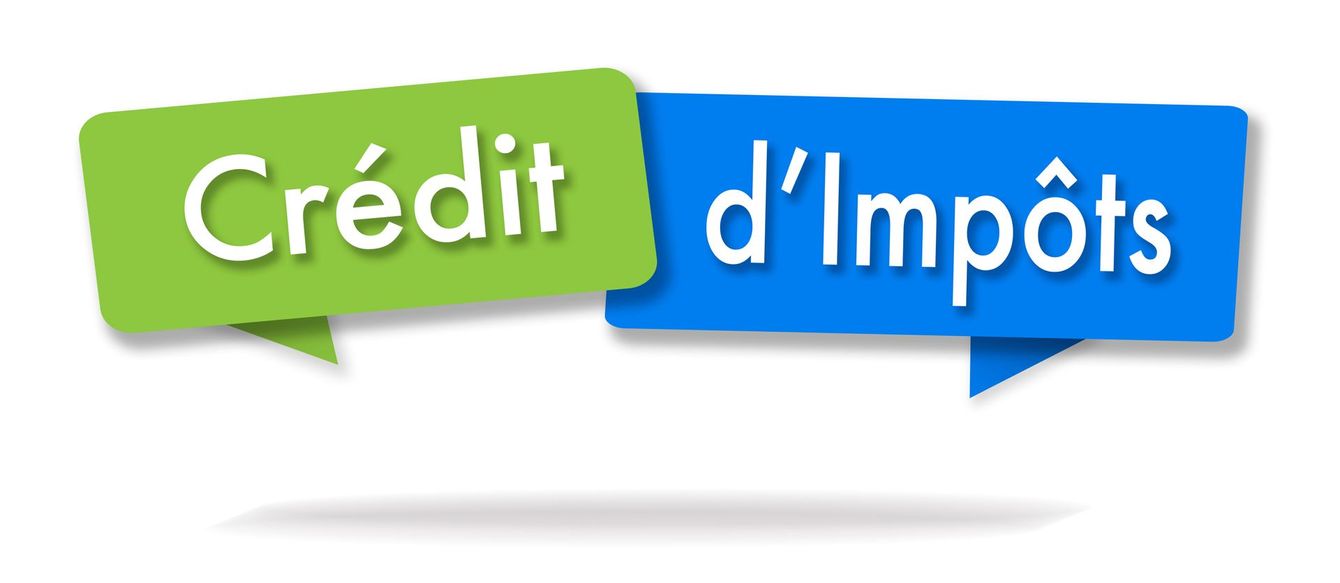 Crédit d'impôts en blanc sur bulles de dialogue vertes et bleues