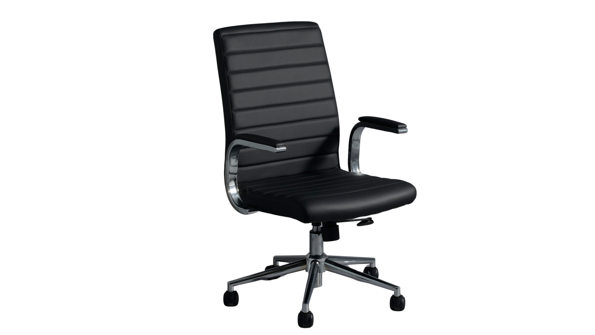 Chaise de bureau noire avec accoudoirs et piètement à cinq roulettes sur fond blanc