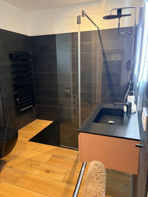 salle de bain noire carrelage imitation parquet