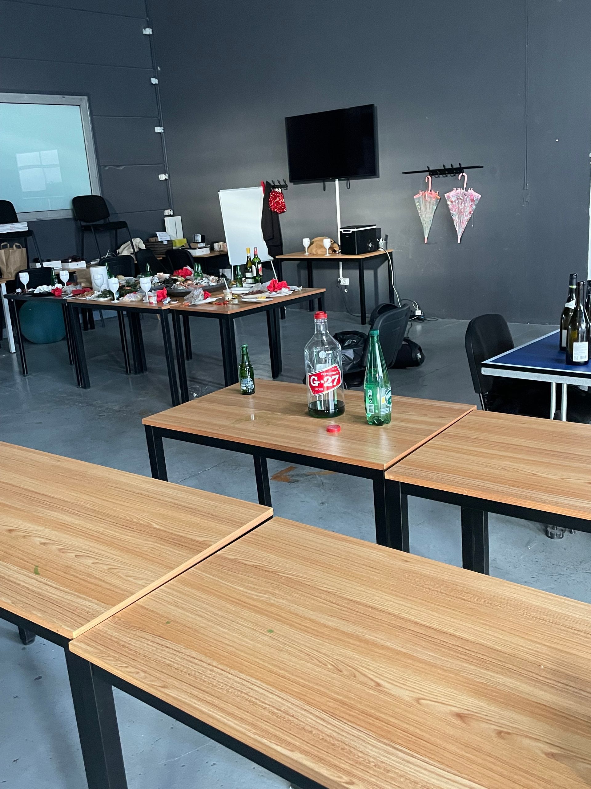 Un plumeau jaune posé sur une table basse dans un salon lumineux, avec un canapé et un tapis en arrière-plan.