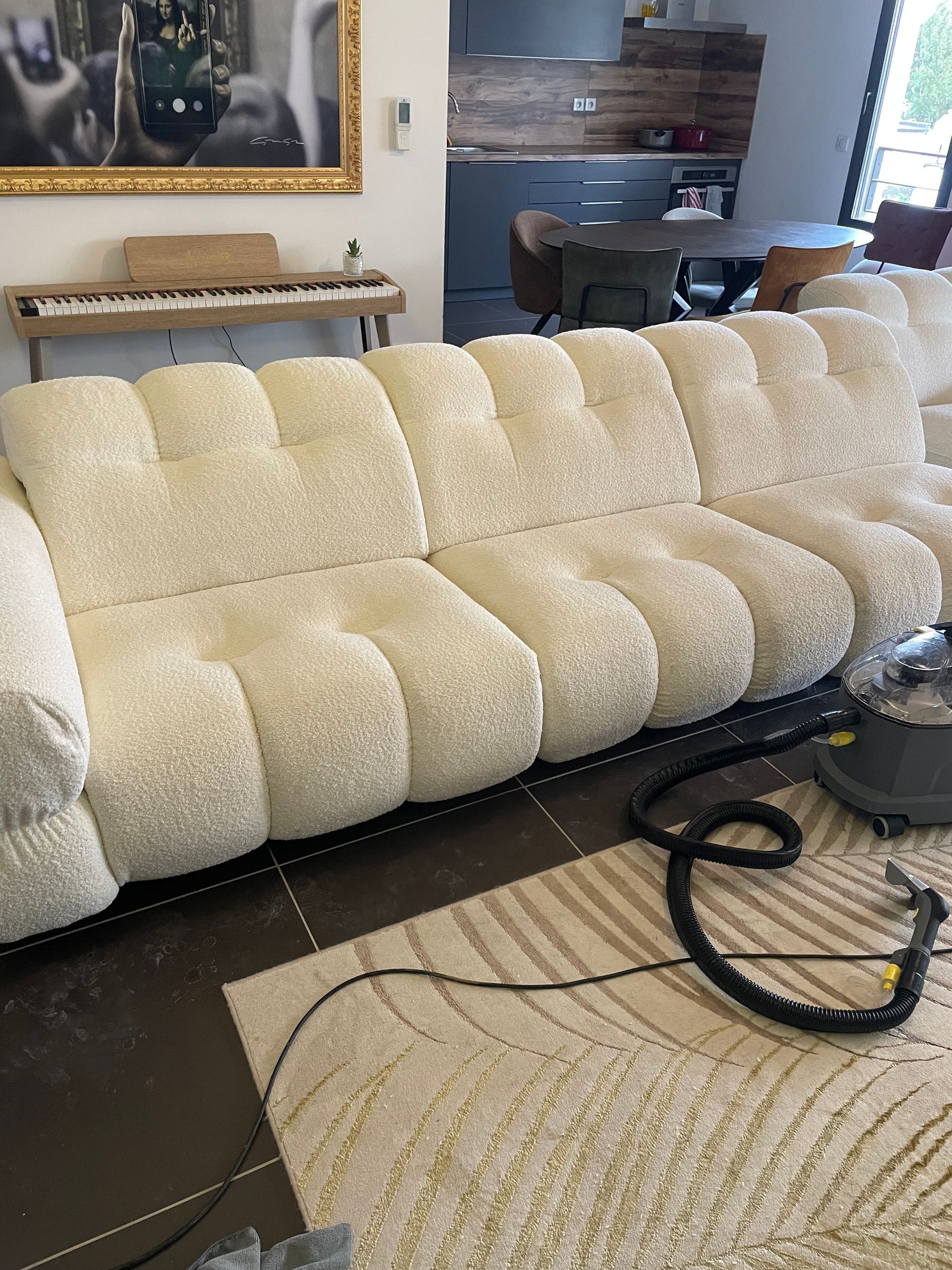 Gros plan d'une buse de nettoyage de tapis extrayant la saleté d'un tapis beige