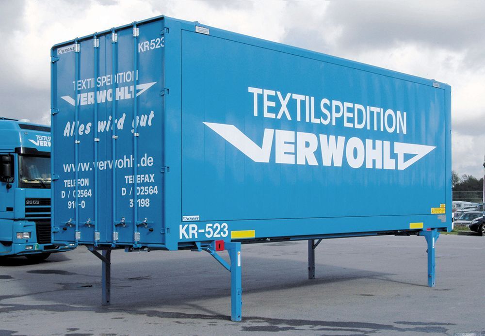 Ein blauer Container mit der Aufschrift Textilspedition