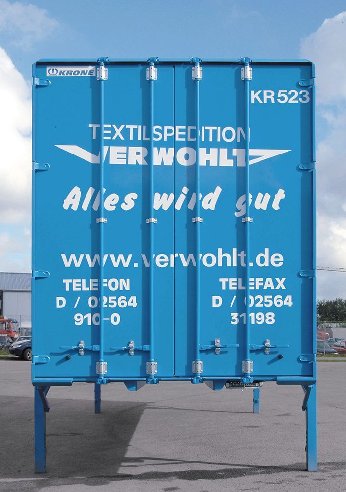 Ein blauer Versandbehälter mit 523 kr darauf