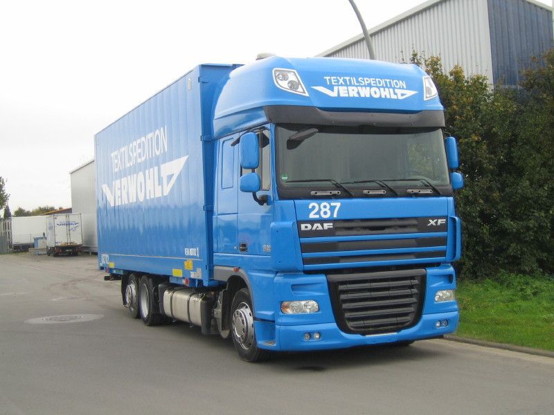 Ein blauer LKW mit der Nummer 287