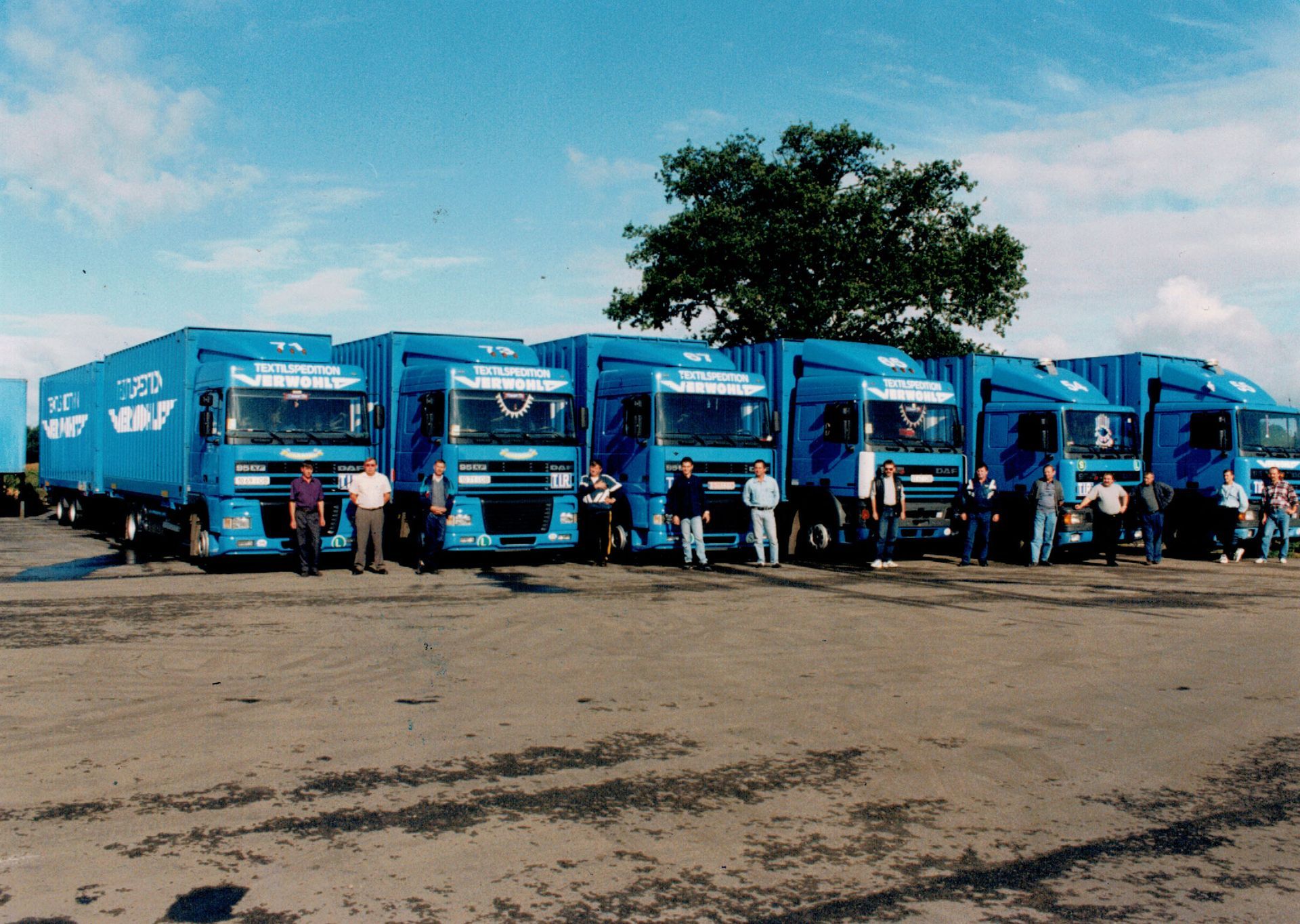 Eine Reihe blauer Lastwagen stehen auf einem Parkplatz
