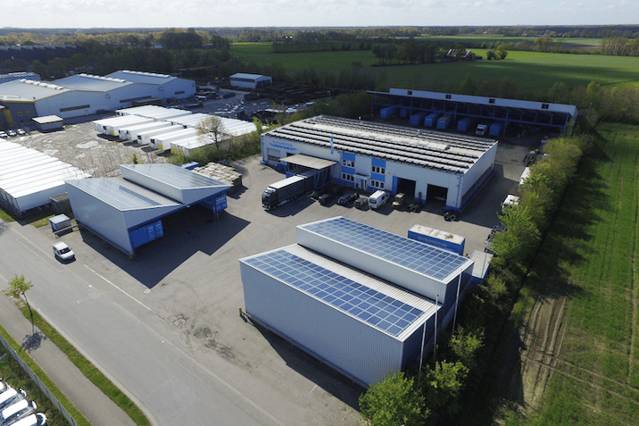 Eine Luftaufnahme eines Lagerhauses mit Solarmodulen auf den Dächern
