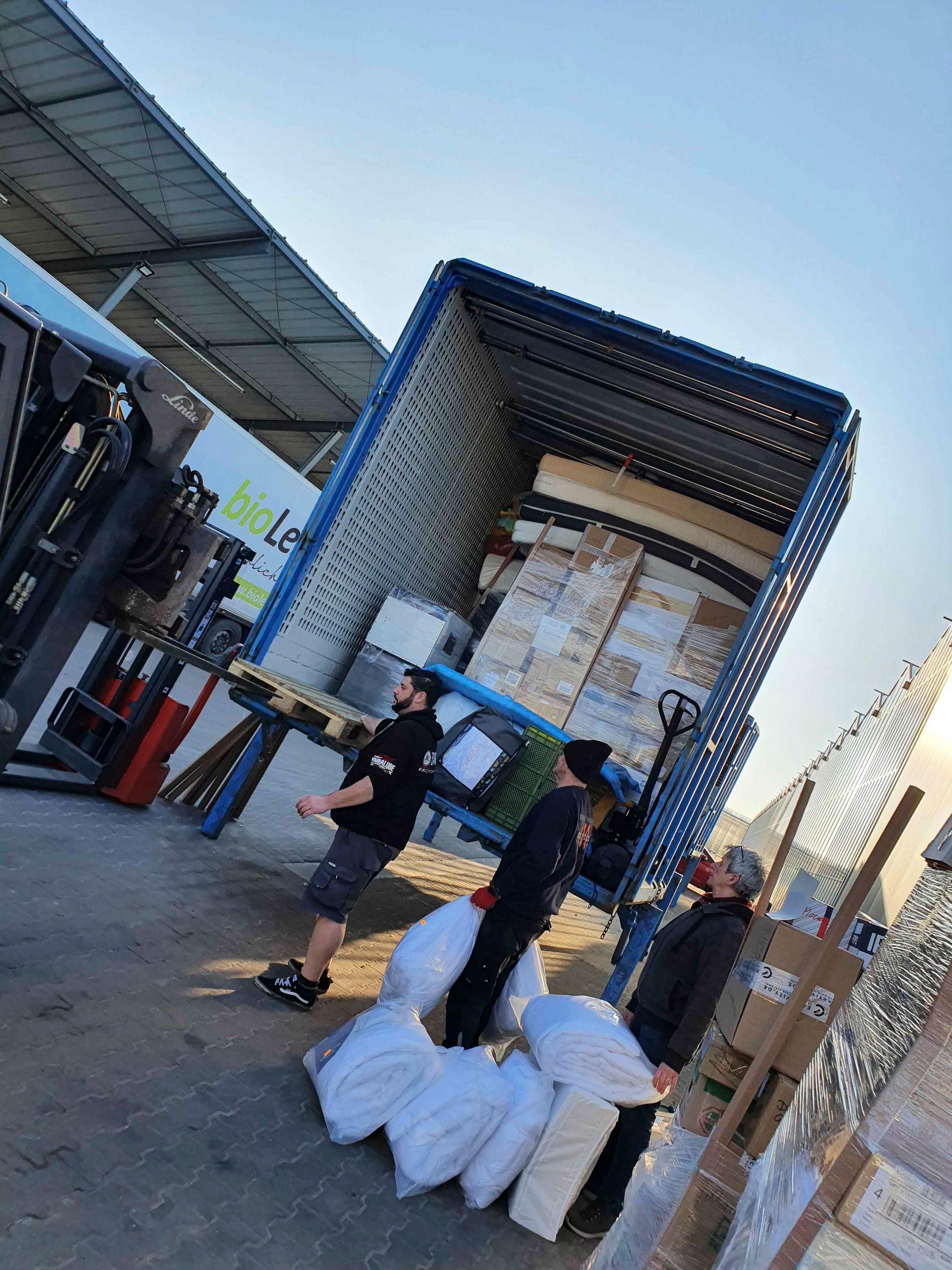 Eine Gruppe von Menschen lädt Kisten in einen Lastwagen.