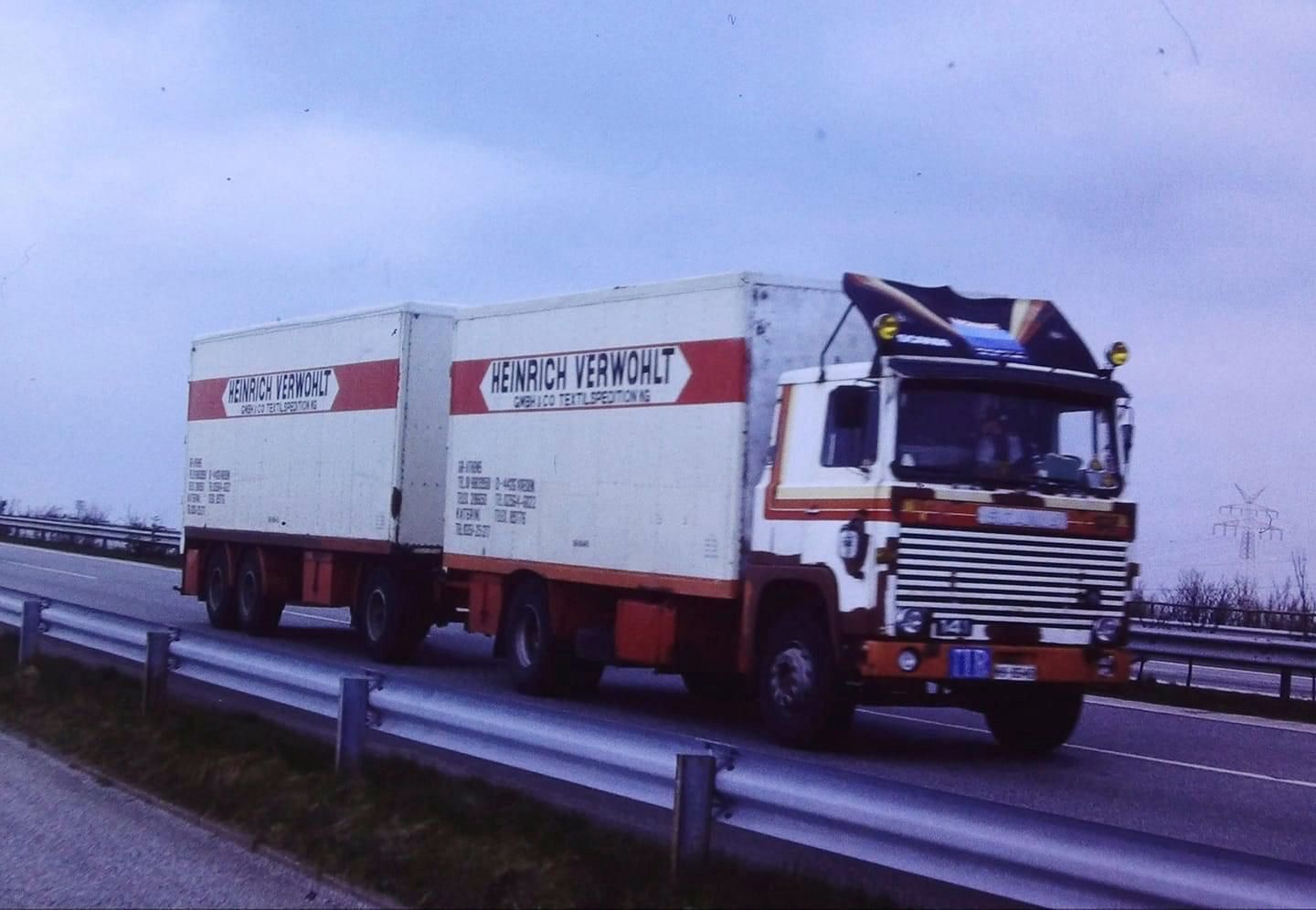 Ein rot-weißer Sattelschlepper mit einem Anhänger, auf dem „Emma Tenhout“ steht