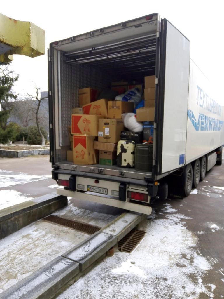 Die Ladefläche eines Sattelschleppers ist mit Kisten gefüllt