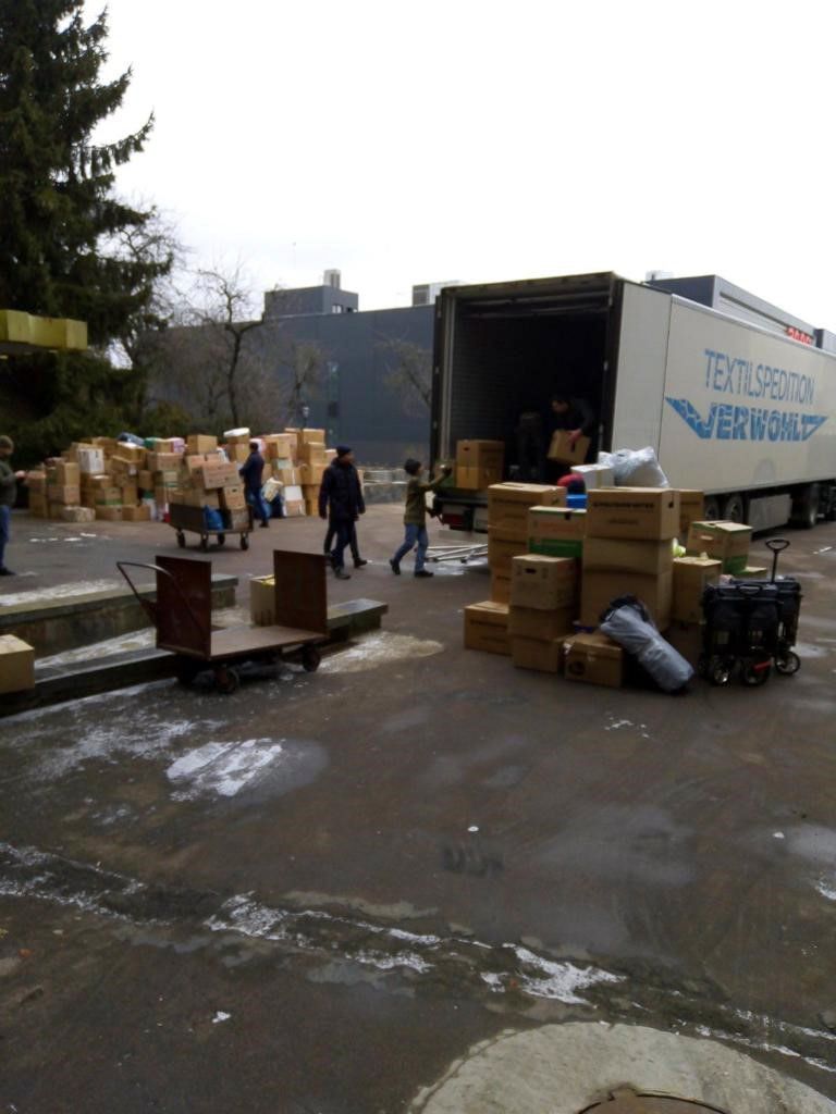 Ein weißer LKW mit der Aufschrift „Textiltransport“