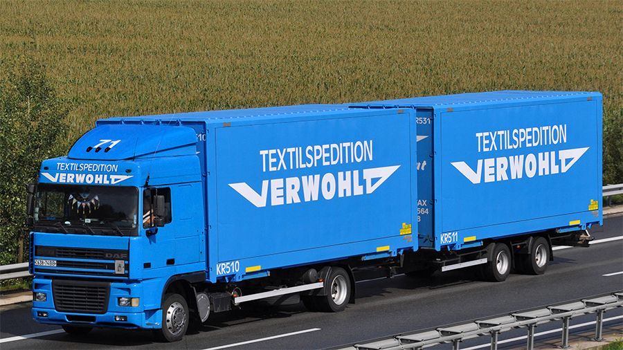 Ein blauer LKW mit dem Wort „verwohlt“ an der Seite
