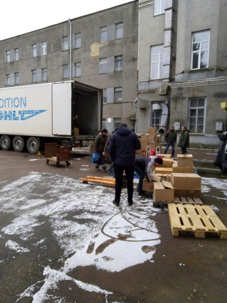Ein weißer LKW mit dem Wort „Edition“ darauf