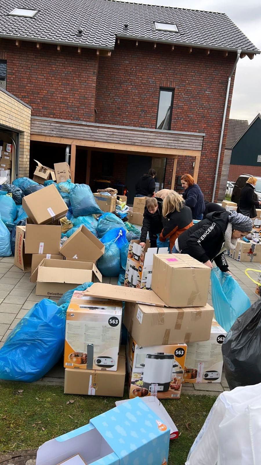 Ein großes Lagerhaus voller Kisten und Lastwagen.