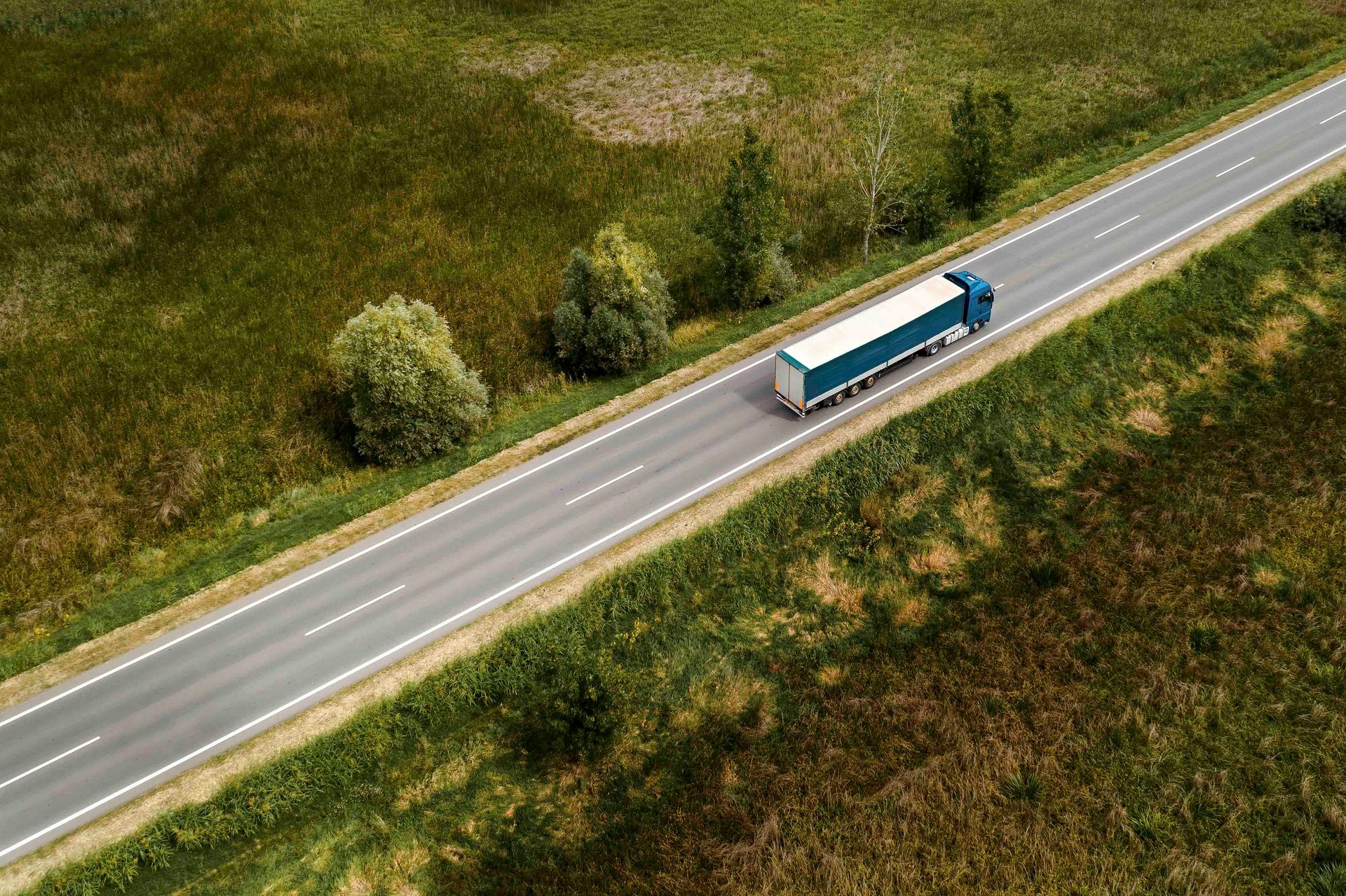 Eine Luftaufnahme eines Sattelschleppers, der auf einer Autobahn fährt.