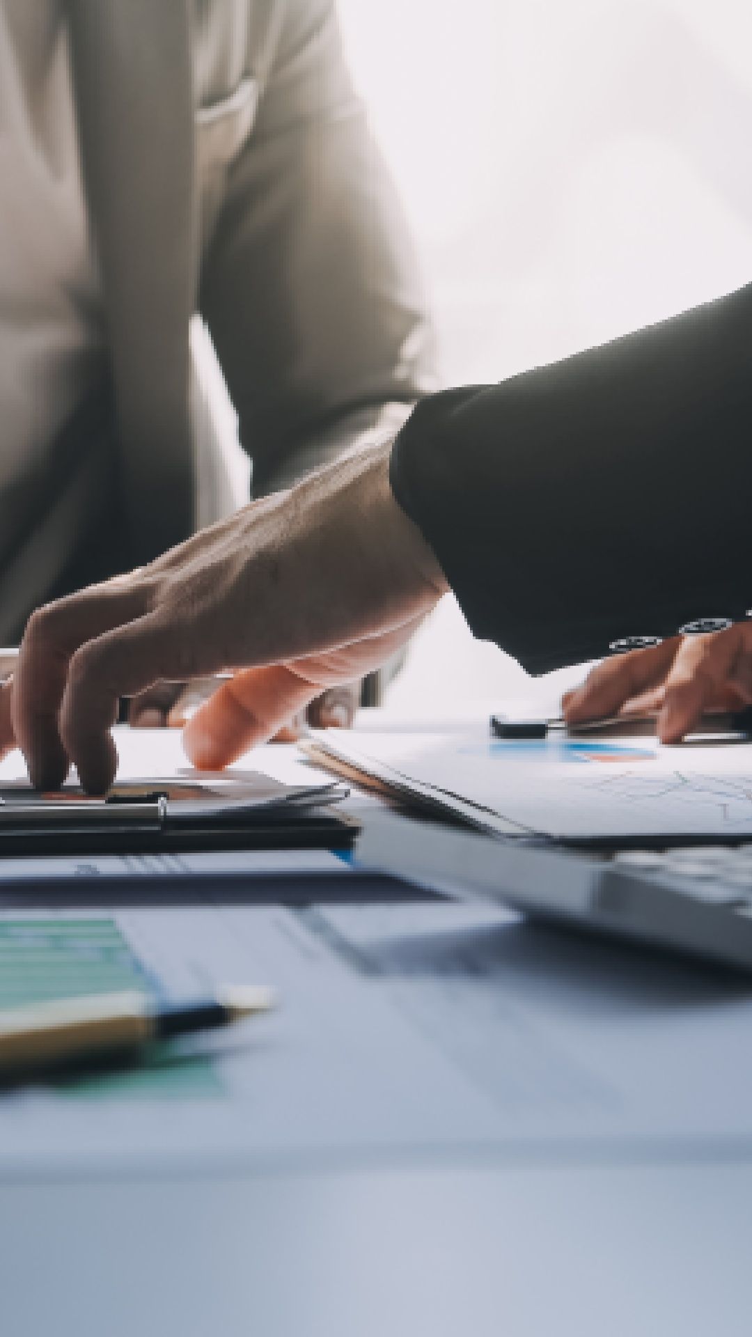 Geschäftsgespräch über Diagramme