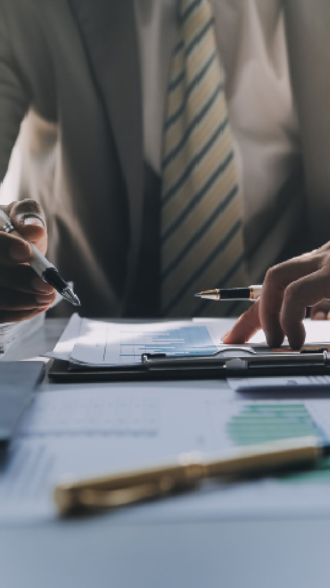 Geschäftsgespräch über Diagramme