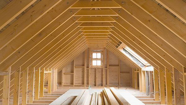 Un grenier sous une charpente