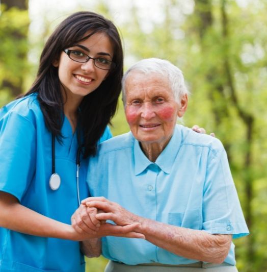 Eine Krankenschwester und eine ältere Frau posieren für ein Foto