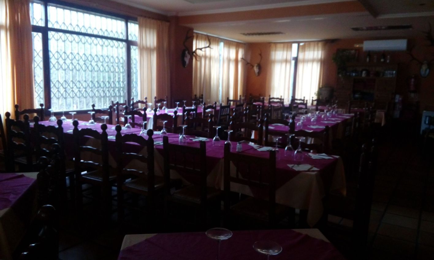 Un restaurante lleno de mesas y sillas con manteles morados.