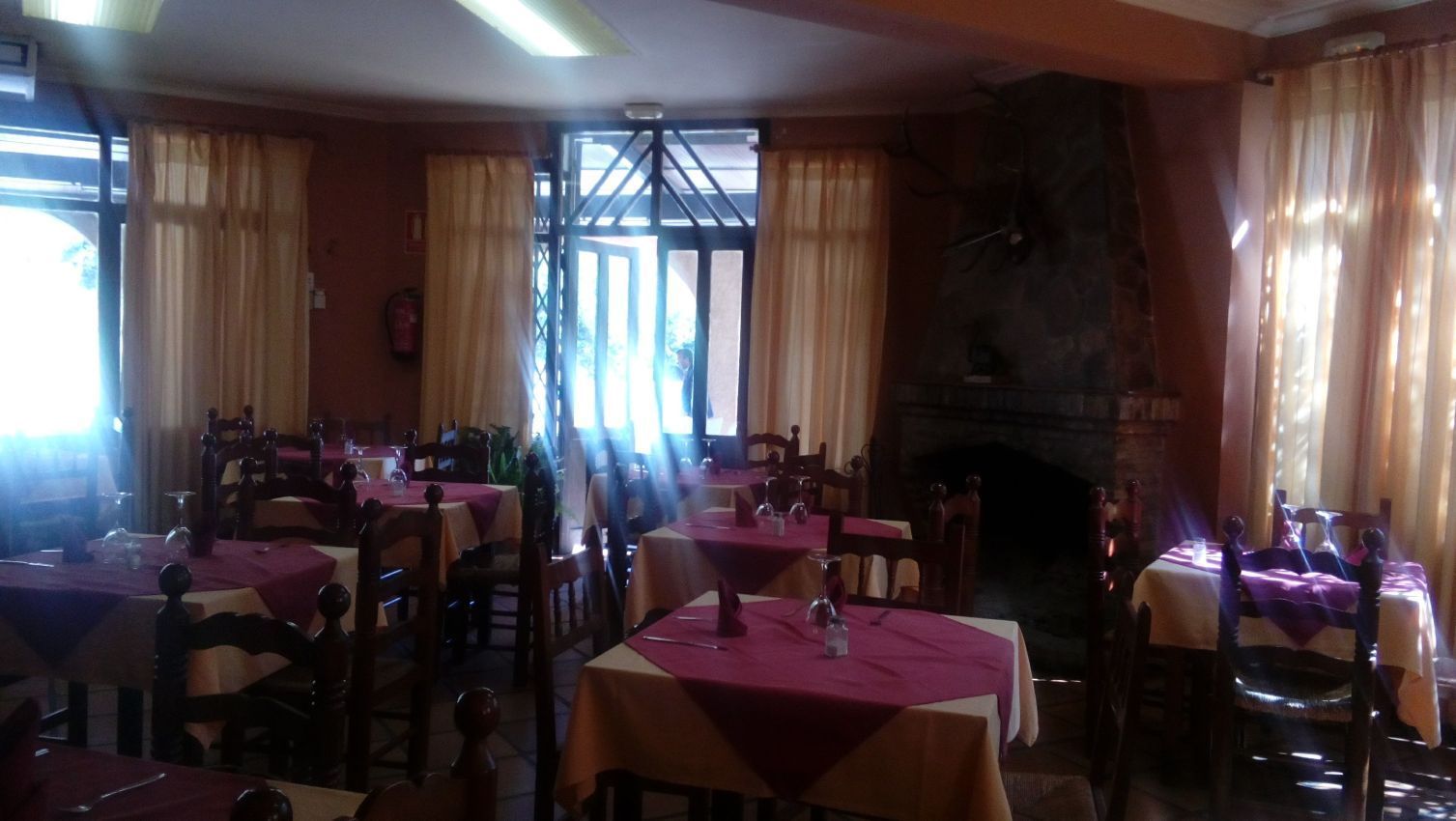 Un restaurante con mesas y sillas y una chimenea.