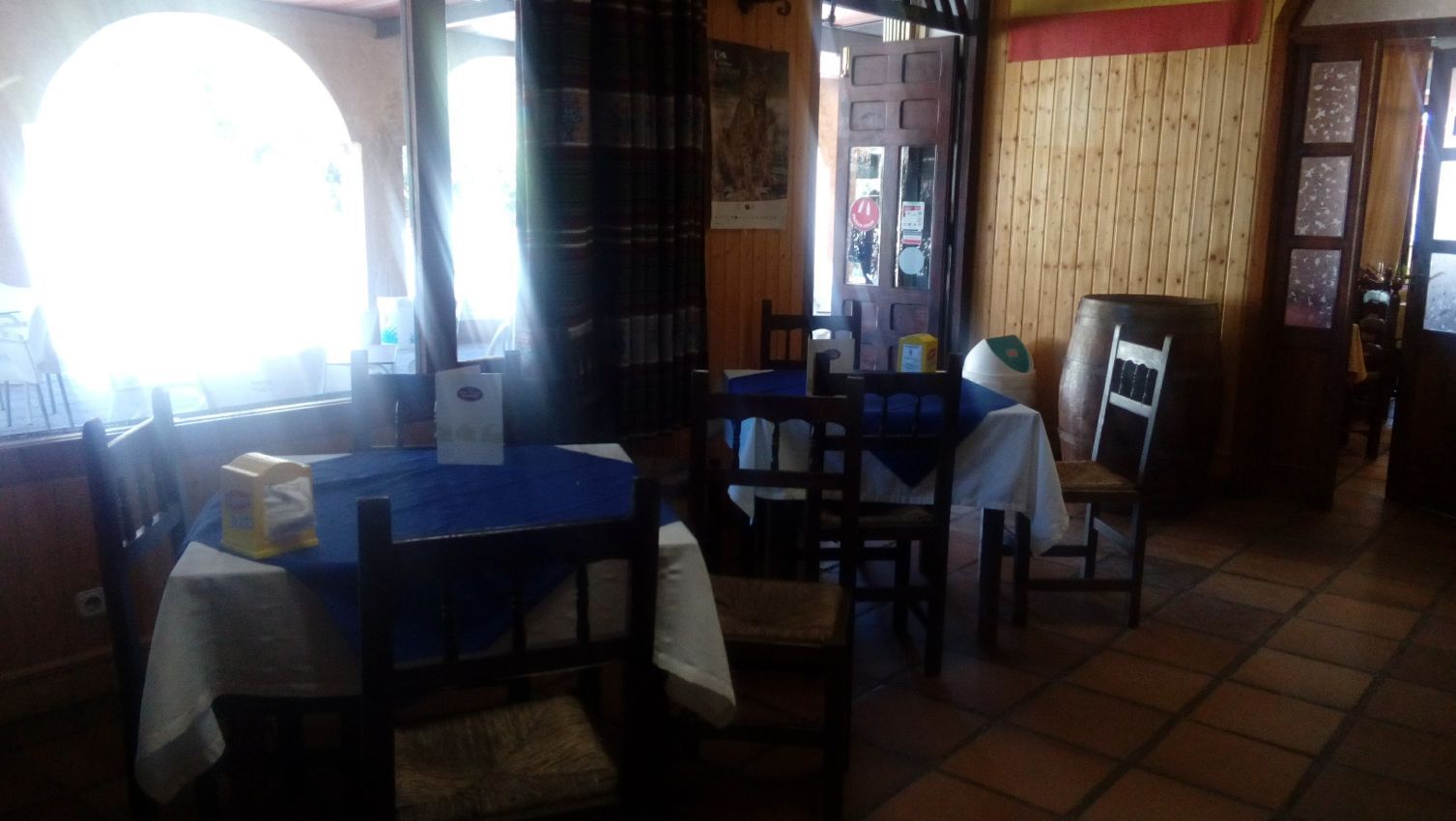 Un restaurante con mesas y sillas y una ventana.