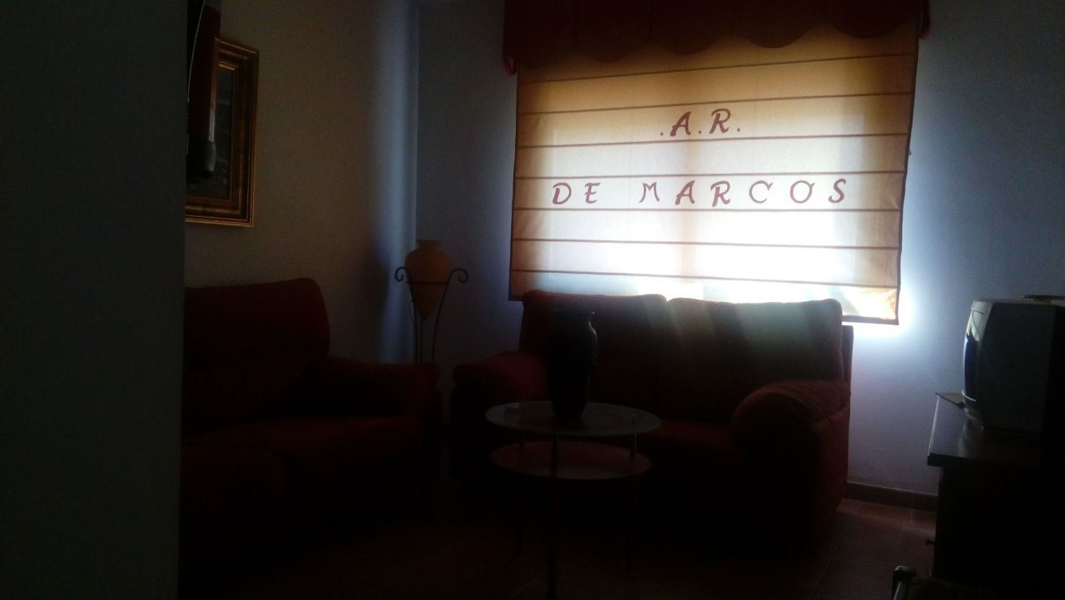 Una sala con un sofá y una ventana que dice ar de marcos
