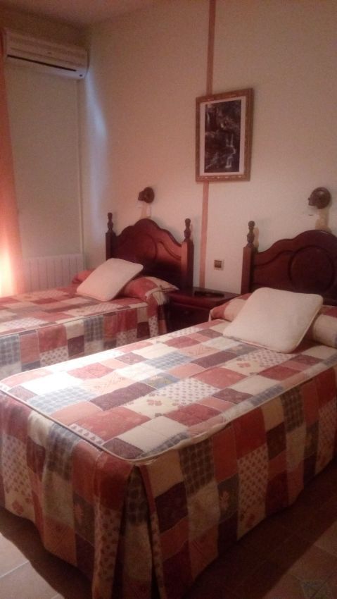 Un dormitorio con dos camas y un cuadro en la pared.