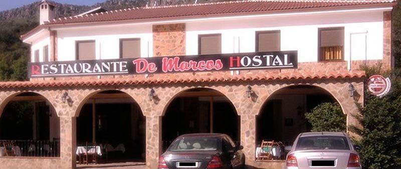 Dos coches están aparcados delante de un restaurante llamado restaurante de mañana hostal
