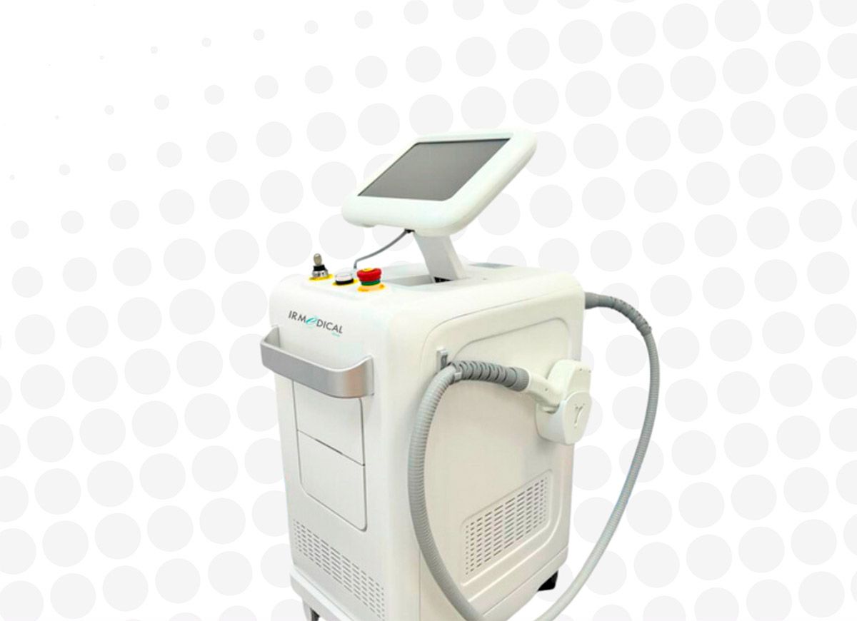 Máquina láser médica blanca con pantalla táctil, mango y pieza de mano.