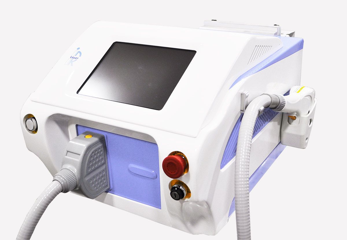 Máquina láser médica con pantalla táctil y piezas de mano de tratamiento.