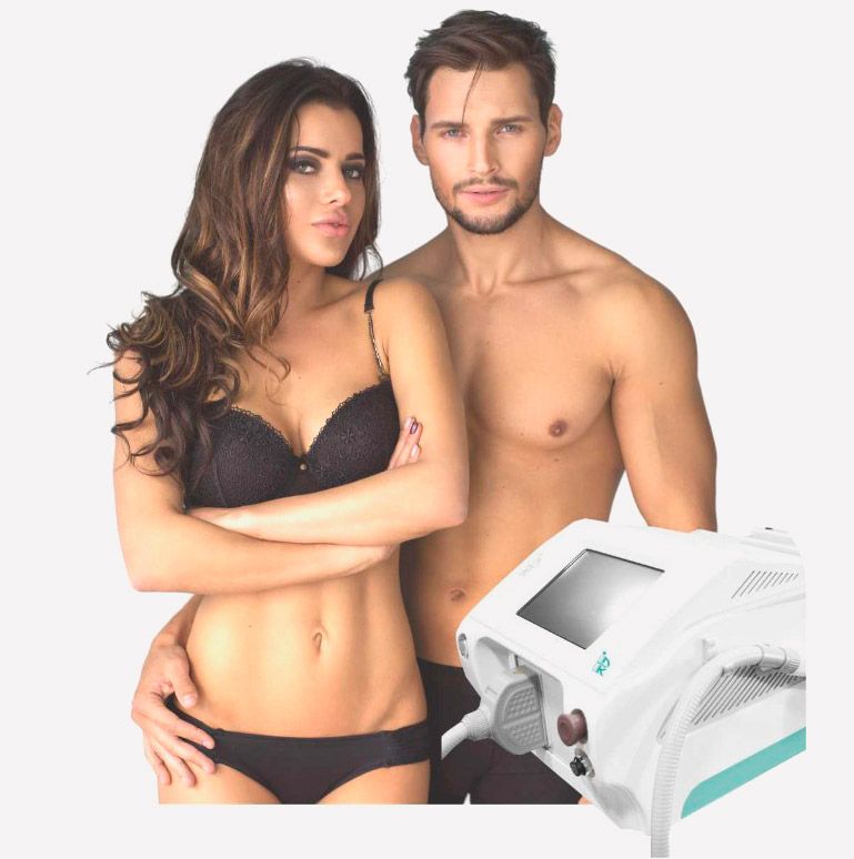 Mujer y hombre posan con una máquina de depilación láser; mujer en lencería, hombre sin camisa.