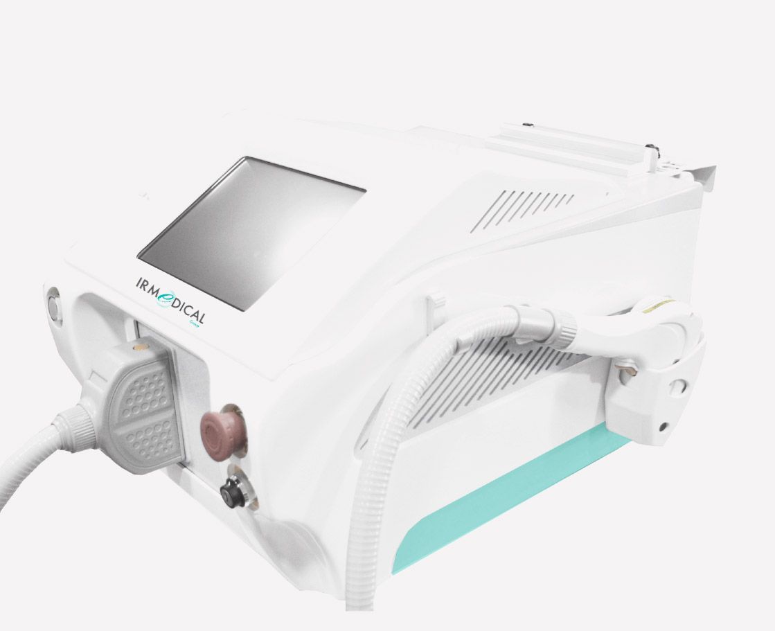 Máquina láser médica de color blanco y turquesa con pantalla táctil.