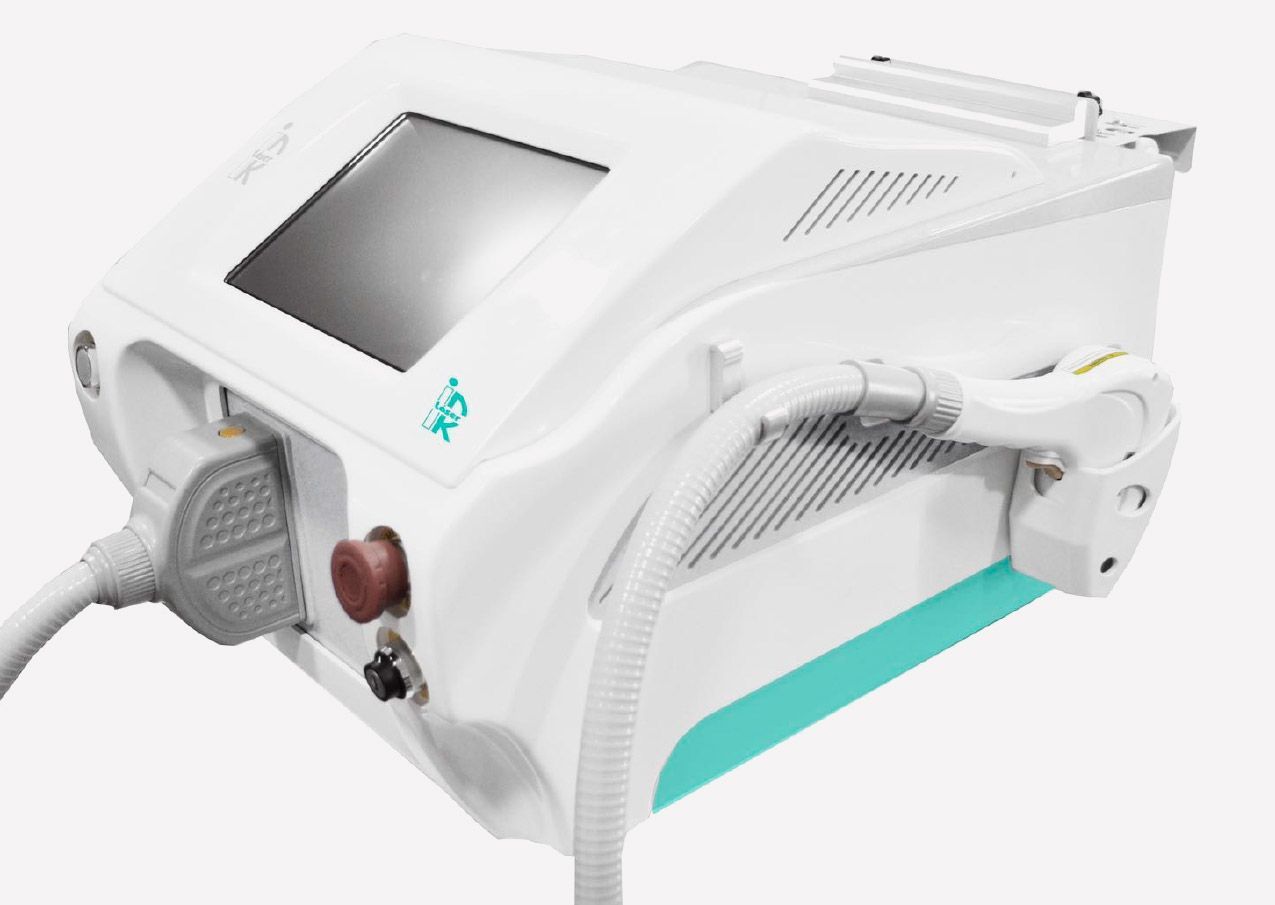 Máquina de depilación láser de color blanco y verde azulado con pieza de mano incorporada y pantalla táctil.