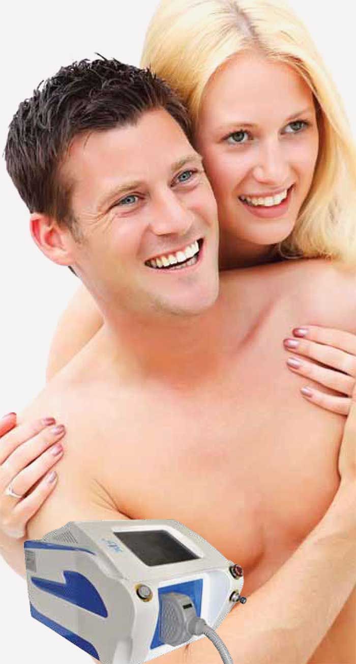 Un hombre y una mujer se abrazan con un dispositivo médico en primer plano. Sonríen.