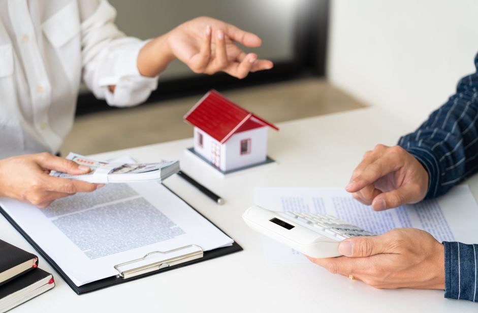 Dos personas están sentadas