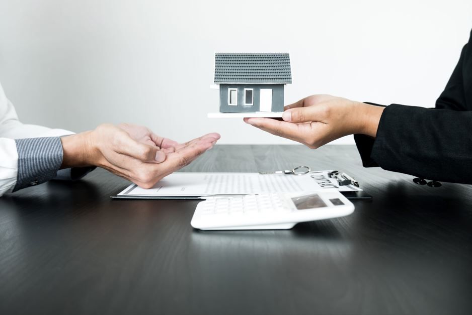 Dos personas sentadas en un escritorio